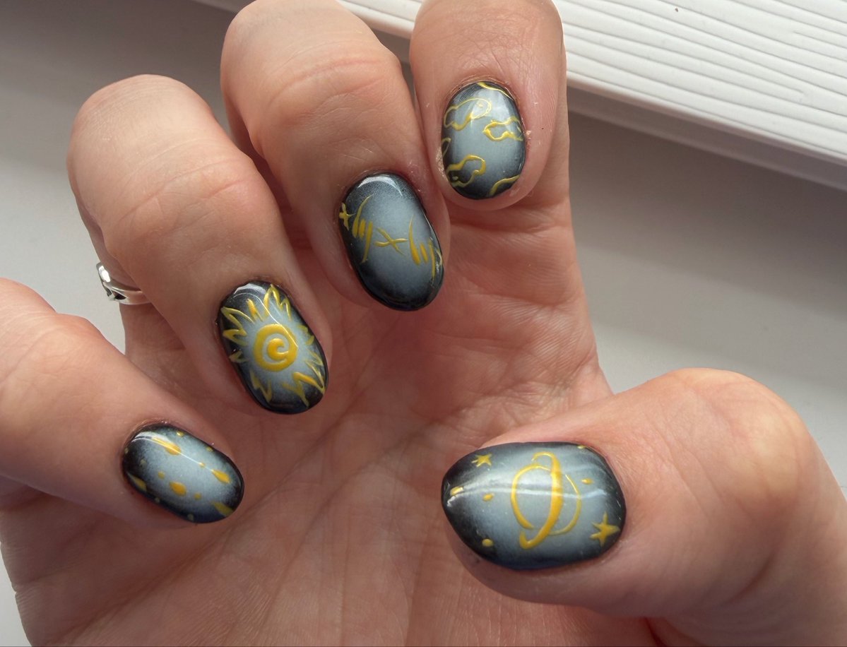 thicksku11's tweet photo. ego death at the nail salon 🖤⭐️ https://t.co/cCVtgcqp0s