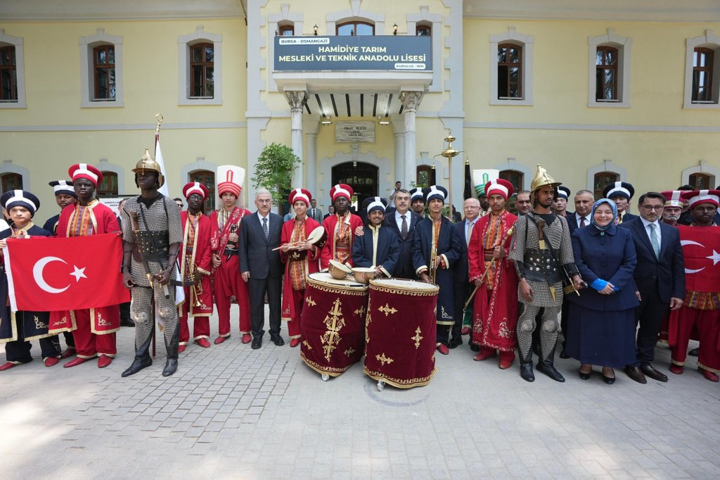 Yusuf__Tekin's tweet photo. 📍 Bursa

Cumhuriyet öncesinden bu yana tarım alanında öğrenci yetiştiren köklü eğitim kurumlarımızdan Hamidiye Tarım Mesleki ve Teknik Anadolu Lisemizde düzenlenen “Türkiye’nin Peynir Kültürü Köklerden Geleceğe Bir Milletin Peynir Hafızası” programında öğretmenlerimiz ve evlatlarımızla bir araya geldik, sergi alanlarını ziyaret ederek kültürel mirasımızı yansıtan ürünleri ve çalışmaları yerinde gördük.

Mesleki eğitim, birçok alanda olduğu gibi bilinçli, sürdürülebilir ve verimli tarımsal üretimin desteklenmesi ve güçlendirilmesi açısından da büyük önem taşımaktadır. Tarımın geleceğini şekillendirecek gençlerimizin geleneksel üretim kültürünü tanıması, sahiplenmesi ve geleceğe taşıması bizler için ayrıca kıymetlidir.

Türkiye’nin zengin peynir kültürünü tanıtmayı, yerel değerlerimizi yaşatmayı ve kültürel mirasımızı gelecek nesillere aktarmayı amaçlayan bu anlamlı programın hazırlanmasında emeği geçen herkese teşekkür ediyor, öğretmenlerimize ve öğrencilerimize çalışmalarında başarılar diliyorum.