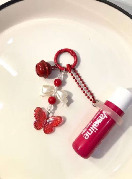 caiaolei's tweet photo. akhirnya nemuin keychain buat lipbalm atau lip product yang harganya under 10K but so pretty! https://t.co/wdD1pl8l6i