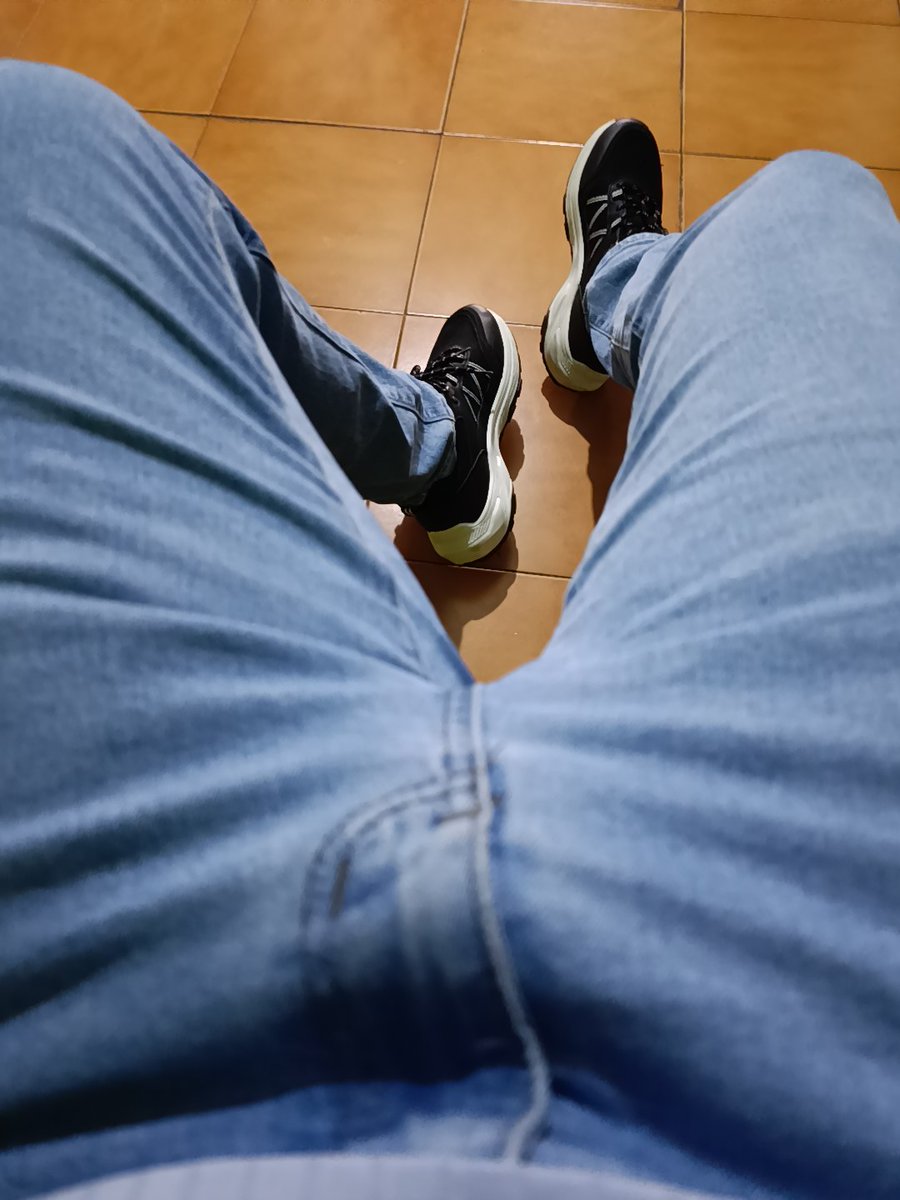 LuisSoles_VIP's tweet photo. Esperando que me atiendan. Pensando si alguien tiene ganas de quitarme los zapatos?. 🤔👃

#malefeet #feetfetısh #feetworshi̇p #pies https://t.co/mD0FhMA9EH