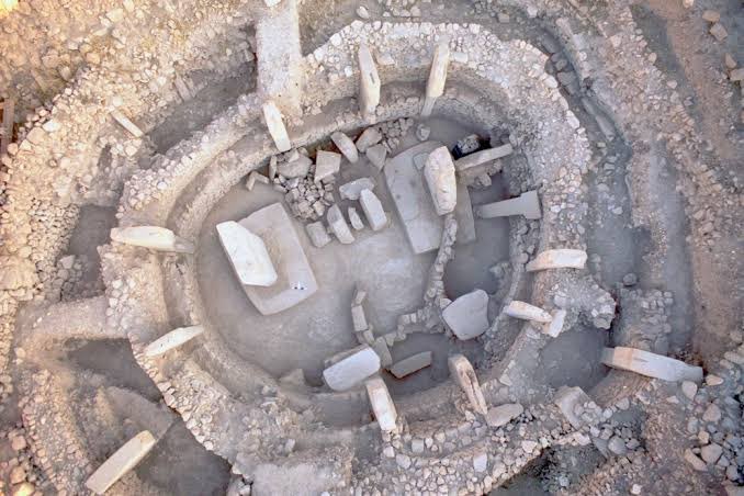 Maviturkk's tweet photo. 🔴 Müjdeler Geliyor..

Göbeklitepe'nin Türk olduğu gerçeği, dördüncü katman kazılarında bir kez daha ortaya çıktı.

Yıllar önce Hakkari'de bulunan iki taş yazıt da aynı gerçeği gösteriyordu. Eski Arkaik Dönem'e ait bu yazıtlar Türkçe runik harflerle yazılmıştı ve 4500 yıllıktı. Yani Türkler 4500 yıl önce de bu topraklardaydı.