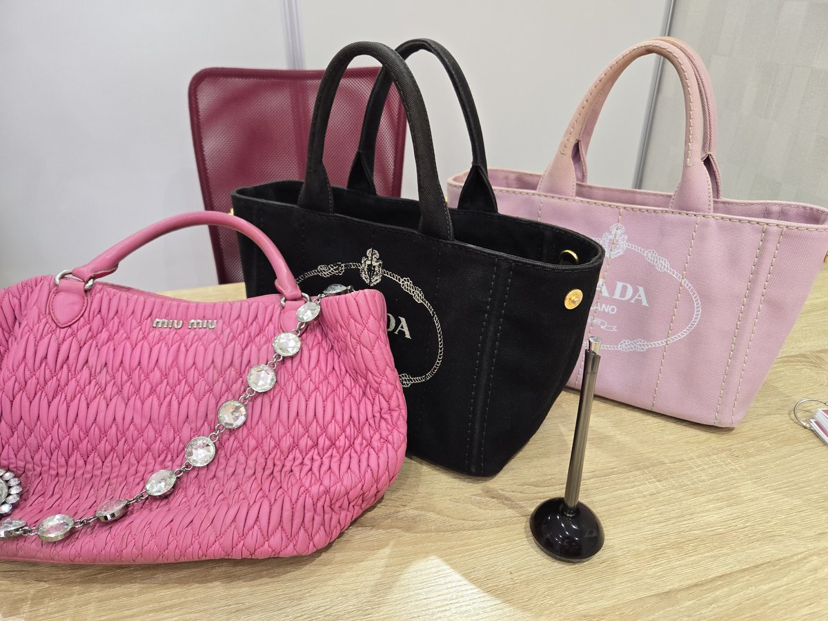 moon_8_b's tweet photo. 👶いたら物増えるから10年前の時代感じるバッグ手放してきた👜💡
miumiuナッパクリスタル、プラダカナパ🤣

当時セクバ担で自チケ最前通路横持ってるのに自担つかないと判明し入る必要なくなりバッグに変身した🪄
これだからJr担は大変ですね😅
気づけば14年応援してます📣
セクバとか通じる人いる😌⁉️ https://t.co/osSgwGWjPH