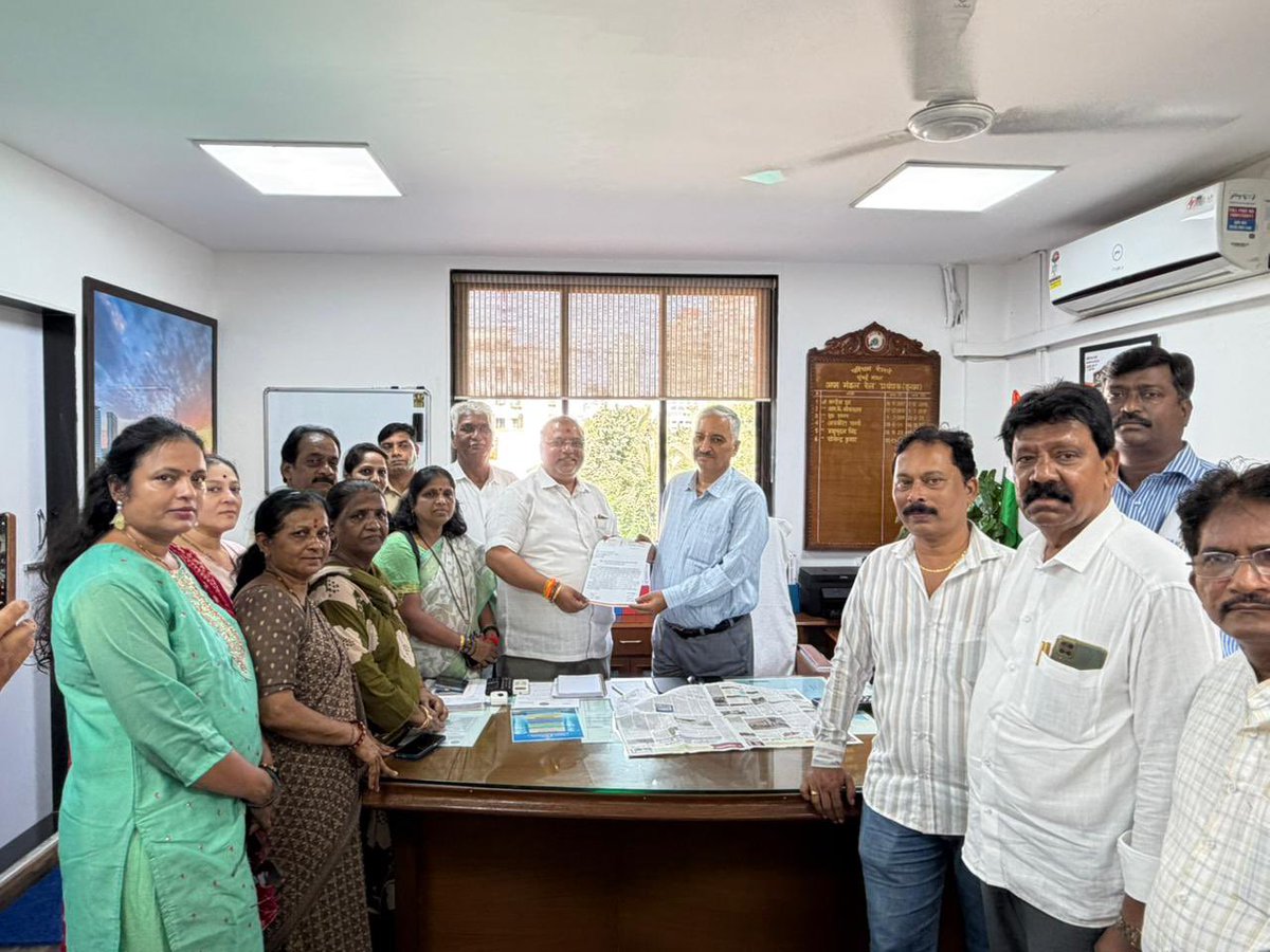 Shinde221's tweet photo. मुंबईत मराठीला डावलणार नाही!” — मरीन लाईन्स रेल्वे स्थानकावर शिवसेनेचा तीव्र निषेध
मरीन लाईन्स मराठी मध्ये झाल पाहीजे नाही तर शिवसेना स्टाईल ने आंदोलन करू रेल्वे प्रशासनाला इशारा 🚩 @OfficeofUT @AUThackeray @ShivSenaUBT_ https://t.co/g1lx1SOZgZ