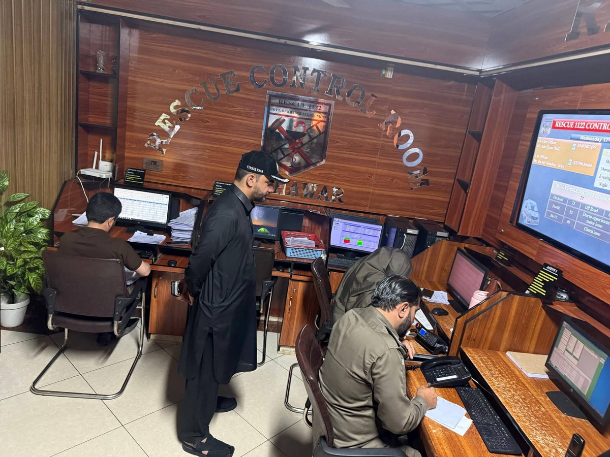 DEOPESHAWER's tweet photo. District Emergency Officer Iftikhar Khan paid a surprise visit to Rescue 1122 Peshawar Control Room amid strong winds and adverse weather conditions. All stations and control room staff have been directed to remain on high alert to ensure a swift emergency response. #Rescue1122 https://t.co/yawgoGzGzZ