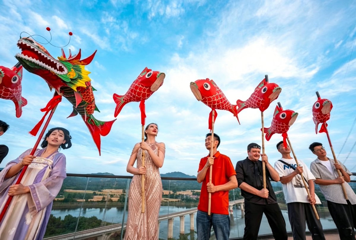 DiscoverAnhui01's tweet photo. 🍑🍃Unlock all kinds of joy at the Loquat Festival with international friends!
From harvest picking and folk culture experiences to an international concert, this festival brings together countryside charm and trendy romance all in one go. #HiAnhui #DiscoverAnhui #AnhuiTravel https://t.co/1aKcRRNLOI