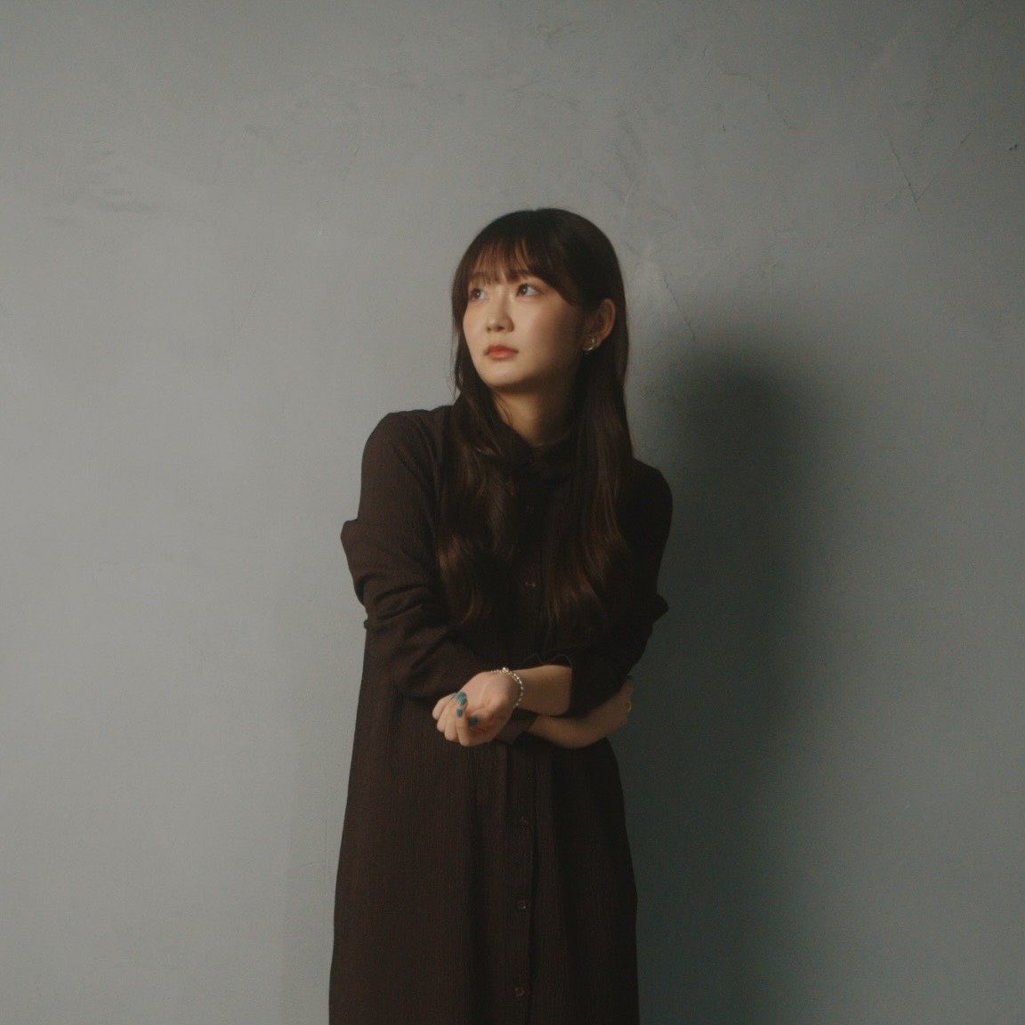 sueyoshiryouta's tweet photo. \\(出演者紹介①)//
SAEKA
柔らかく繊細で美しい歌声。
ギターと歌で会話しているような
軽やかなリズムとメロディが心地よい。
きっとキャンプフェスがとっても合う!
本人コメント
「キャンプフェス出演への第一歩、叶ってうれしい!」
好きな食べ物はからあげと抹茶アイス
#SAEKA
#スエキャン2026