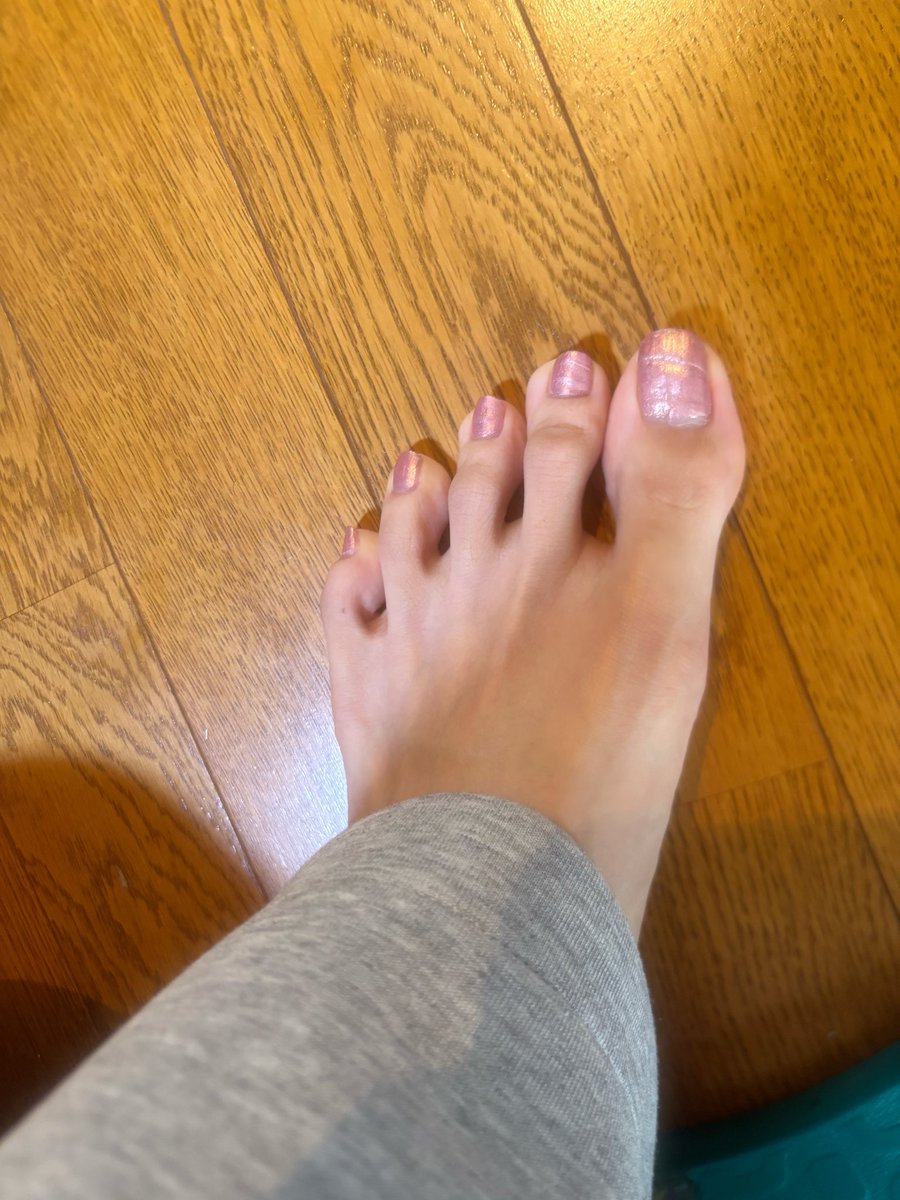 Minami2ver's tweet photo. サンダルで大学行った時の話

1人で授業始まるの待ってたらちょっと仲良いくらいの男の子が話かけてきた

🙎‍♂️なんか足の指長くない！？
🙎‍♀️えーそうなのかな？たまに長いって言われるよ笑　急にどうしたの？笑
🙎‍♂️ネイルしてたから...続きは2枚目の画���

#足裏　#足フェチ　#足指　#フットネイル　
#ドM https://t.co/jTWO13t4cT