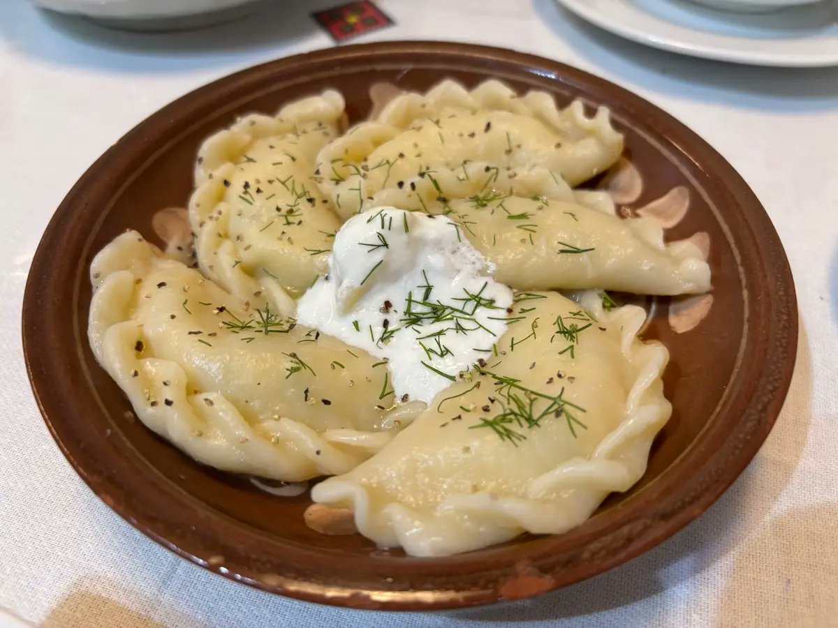 search_ethnic's tweet photo. 亀有にある『ノーロック』🇲🇩
日本唯一の #モルドバ料理店 です。
鶏レバーペースト生地をミルフィーユ状にした「キングレバー」や、モチモチの皮の中にチーズが詰まった「コルッツナッシュ」など、お料理はどれも美味♪
世界的にも名高いモルドバワインを飲みながら、モルドバ料理を堪能しました😋 https://t.co/TseAwksybE