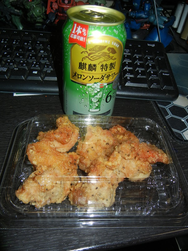 tagezo's tweet photo. 麒麟特製メロンソーダサワーと黒胡椒唐揚げでKP~🍻 https://t.co/PNVK9PGtxD