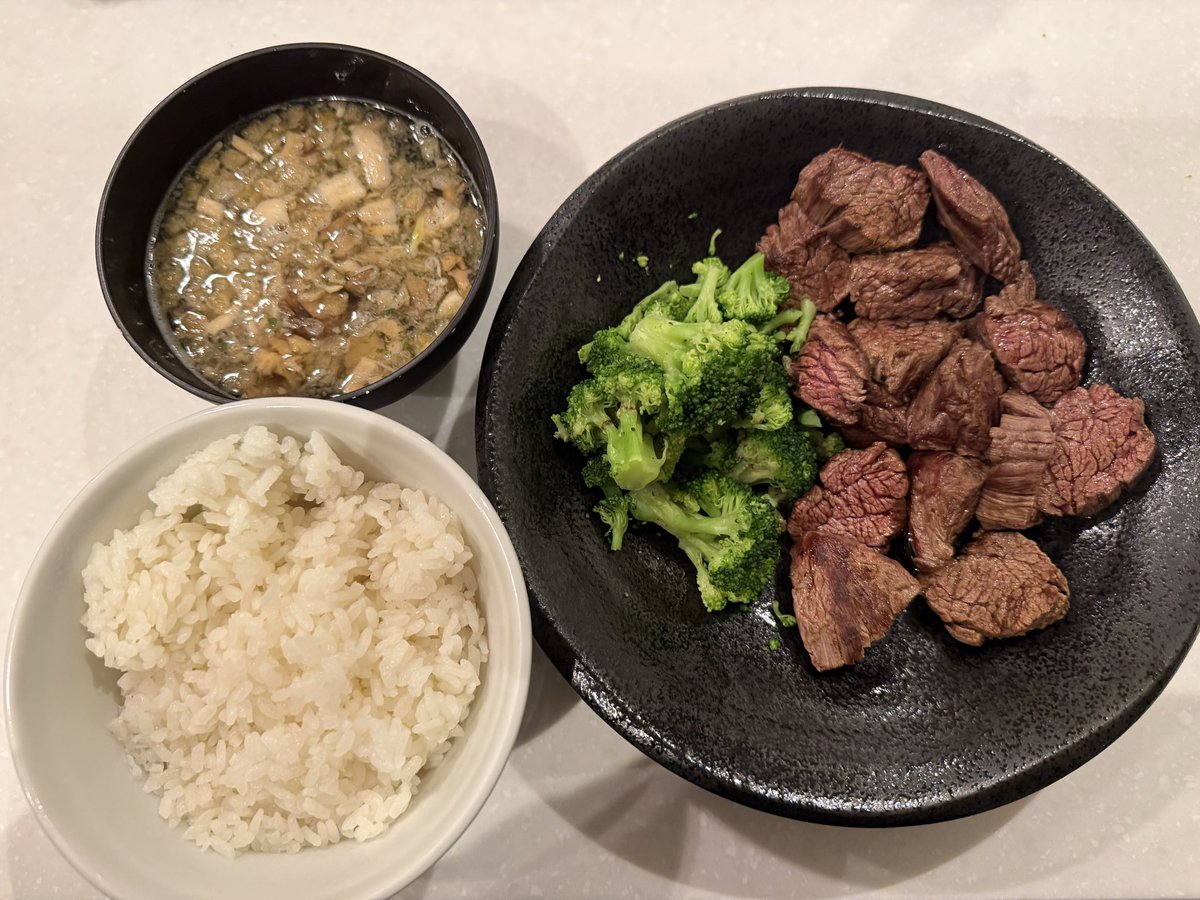 YamasawaRey's tweet photo. 減量中の夜ごはん。

・牛肉赤身200g
・白米150g
・オニオンスープ

夜食べたら太る。というイメージがあるかもしれませんが食べる時間帯はあまり重要ではありません。

米も肉もしっかり食べてぐっすり眠ることが長期的に体脂肪を落とすのにつながる。 https://t.co/pUFHjCVYMy