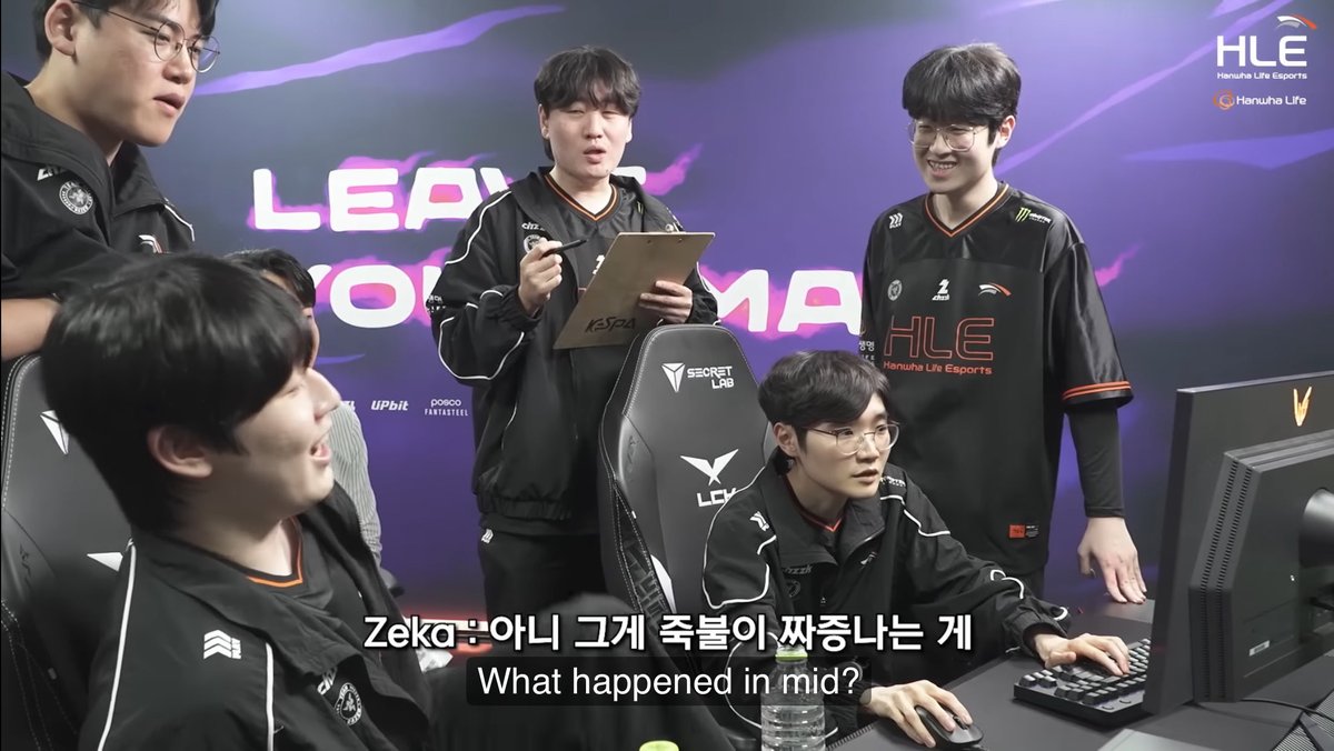basedhutao's tweet photo. so apparently they reviewed the vods after game 1 vs t1 and zeus teased zeka about his death on mid after the almost kill on anivia which killed him instead 😭😂

i love that they didn’t even take it to heart or flamed zeka they just all laughed and teased him about it 😭😂😂😂 https://t.co/g42E7B9c86