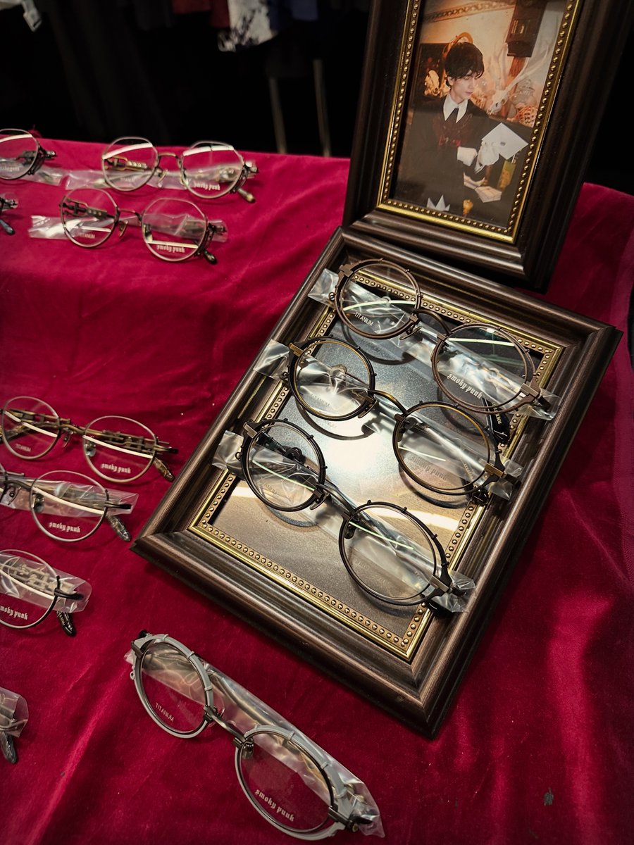 atelierboz's tweet photo. 【Atelier BOZ × LOUD EYEWEAR】
Atelier BOZ初アイウェア企画として、コラボレーションアイテムが登場いたします

LOUD EYEWEARの「Smoky Punk」シリーズよりAtelier BOZの装いに寄り添うモデルをセレクト

フレームデザインはそのままにAtelier BOZの刻印を施した特別仕様モデルをご用意いたしました https://t.co/d7yOeYKCpR