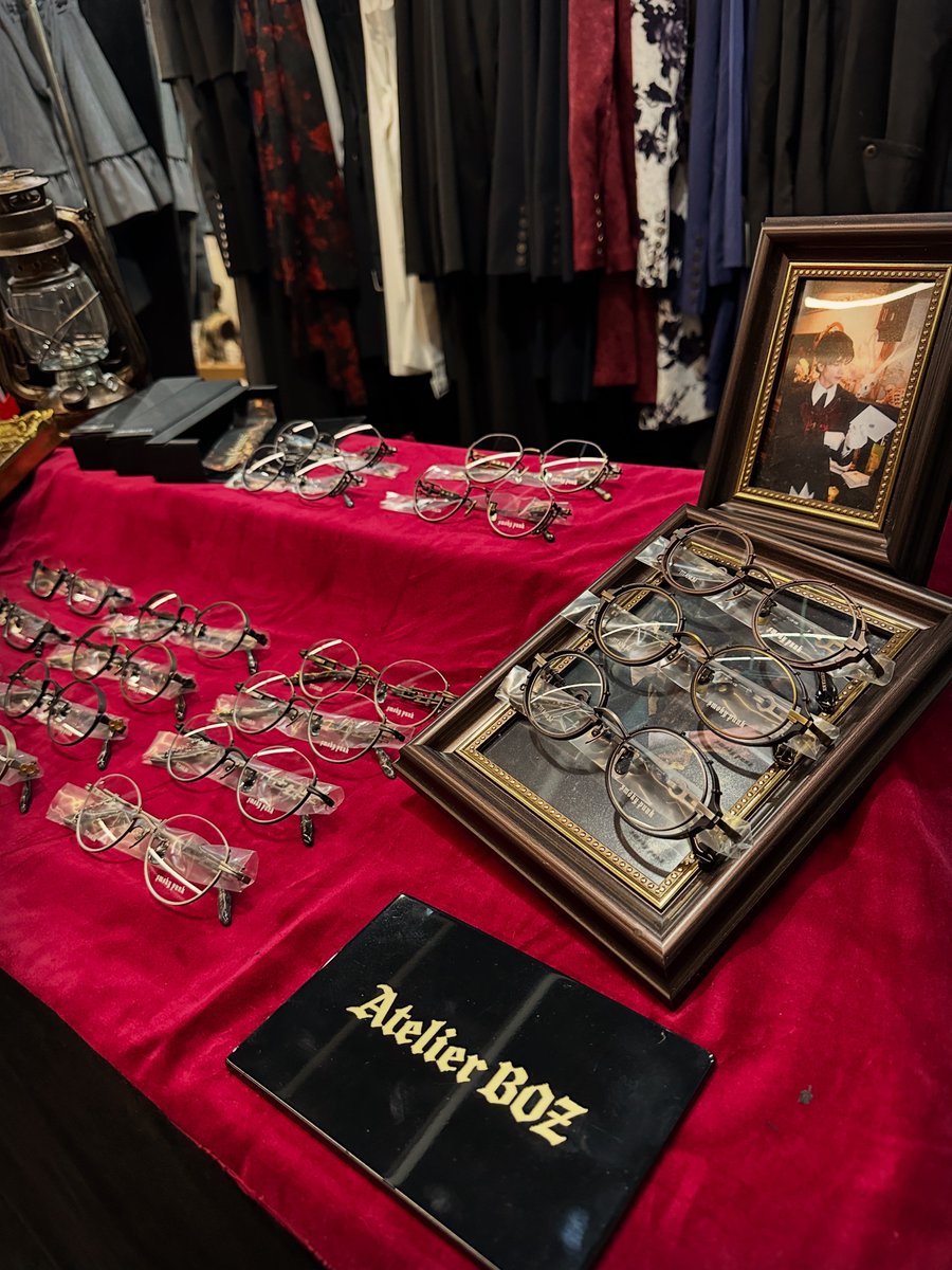 atelierboz's tweet photo. 【Atelier BOZ × LOUD EYEWEAR】
Atelier BOZ初アイウェア企画として、コラボレーションアイテムが登場いたします

LOUD EYEWEARの「Smoky Punk」シリーズよりAtelier BOZの装いに寄り添うモデルをセレクト

フレームデザインはそのままにAtelier BOZの刻印を施した特別仕様モデルをご用意いたしました https://t.co/d7yOeYKCpR