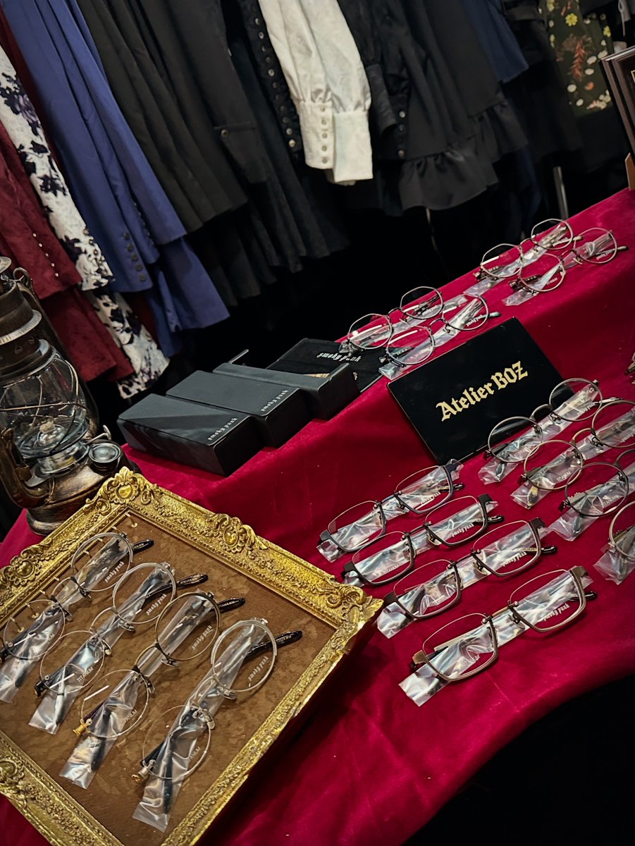 atelierboz's tweet photo. 【Atelier BOZ × LOUD EYEWEAR】
Atelier BOZ初アイウェア企画として、コラボレーションアイテムが登場いたします

LOUD EYEWEARの「Smoky Punk」シリーズよりAtelier BOZの装いに寄り添うモデルをセレクト

フレームデザインはそのままにAtelier BOZの刻印を施した特別仕様モデルをご用意いたしました https://t.co/d7yOeYKCpR