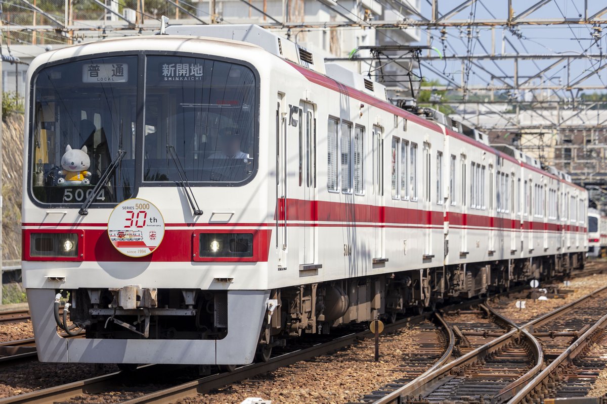 h2o_hkhs's tweet photo. 見れば見るほど神鉄5000系に見える…
ここがアルナ工機でなければの話…

鋼体だけアルナで製造して川重で艤装した車両が存在する？ https://t.co/VGA9SGV9Zd