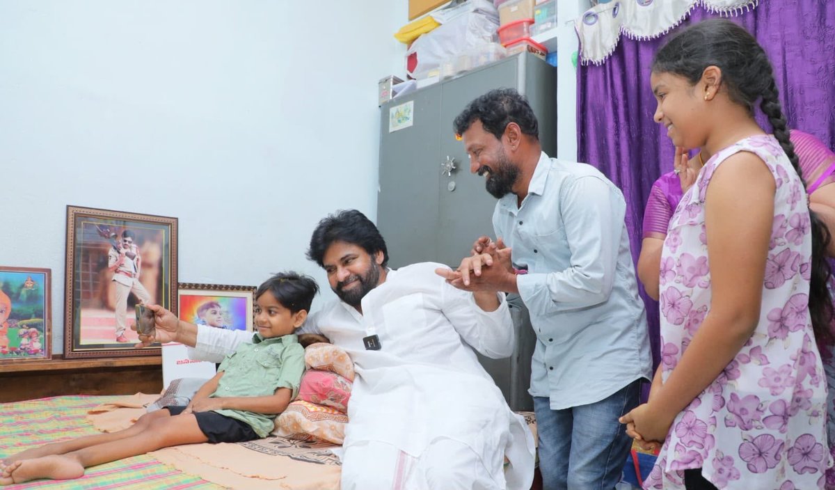 vktruths's tweet photo. మా వరంగల్ పిల్లగాడు నిరంజన్ కు తెల్వదాయే పాపం ఆంధ్ర డిప్యూటీ సిఎం పవన్ కళ్యాణ్ ని తలవద్దని పిలవద్దని @PawanKalyan @revanth_anumula @KTRBRS @RaoKavitha #JaiTelangana 
#warangalniranjan #APDyCM #PawanKalyanatWarangal https://t.co/iQUo3j2orr