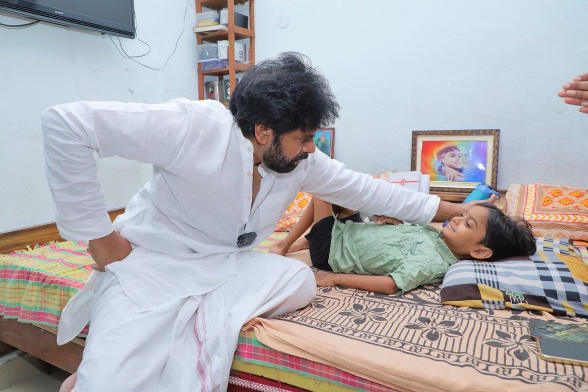 vktruths's tweet photo. మా వరంగల్ పిల్లగాడు నిరంజన్ కు తెల్వదాయే పాపం ఆంధ్ర డిప్యూటీ సిఎం పవన్ కళ్యాణ్ ని తలవద్దని పిలవద్దని @PawanKalyan @revanth_anumula @KTRBRS @RaoKavitha #JaiTelangana 
#warangalniranjan #APDyCM #PawanKalyanatWarangal https://t.co/iQUo3j2orr