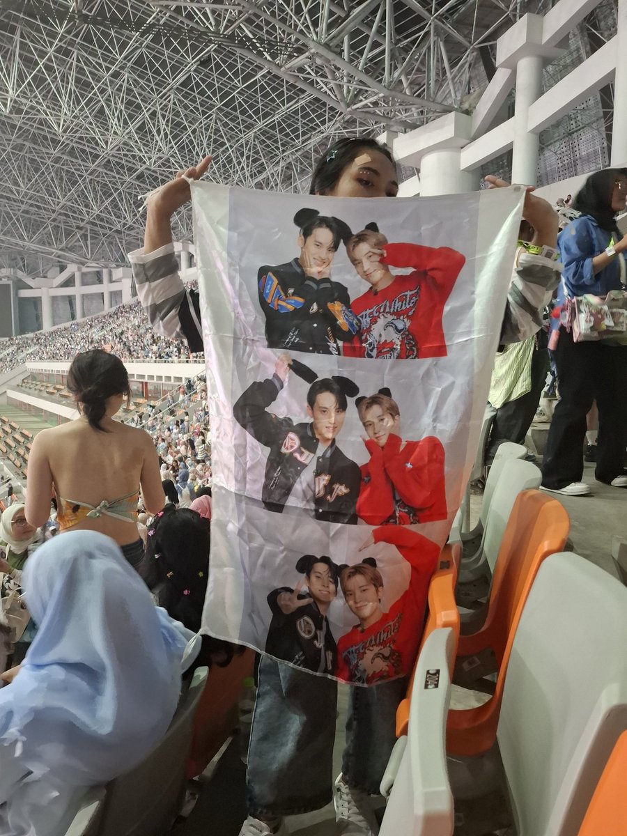 sijakbuteo_da's tweet photo. Astagfirullah... woy bangsat, seventeen baru pertama kali(lagi) ke indo, gak liat lu se excited apa mingyu wonwoo pas kmrn ngelive?
Bisa gak bangsat2 kek lu jgn ngerusak image indo carat anjing
Mana anjing yg katanya gerakan bawah tanah? Goblok lu, otak lu pake gblk https://t.co/tIXAtbHHt4