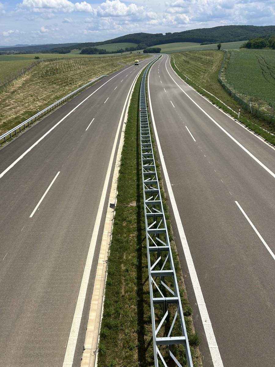 Vaculik_CT's tweet photo. Už se jezdí. Silničáři zprovoznili 7,5 kilometru dlouhý úsek dálnice D49 mezi Holešovem a Fryštákem. Původně k tomu mělo dojít až v sobotu, ŘSD ale dnes získalo potřebná povolení. Celkem měří dosud zprovozněné úseky dálnice přes 17 km. Jejich stavba se táhla 18 let. https://t.co/KkmOSMmBQI