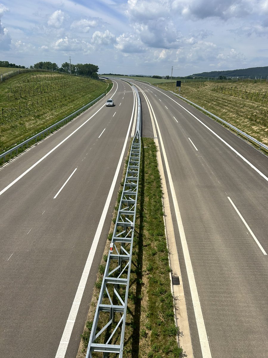 Vaculik_CT's tweet photo. Už se jezdí. Silničáři zprovoznili 7,5 kilometru dlouhý úsek dálnice D49 mezi Holešovem a Fryštákem. Původně k tomu mělo dojít až v sobotu, ŘSD ale dnes získalo potřebná povolení. Celkem měří dosud zprovozněné úseky dálnice přes 17 km. Jejich stavba se táhla 18 let. https://t.co/KkmOSMmBQI