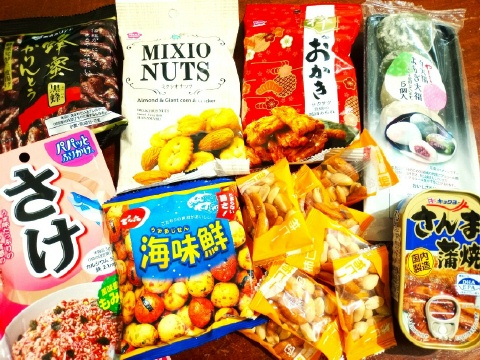 moglindo's tweet photo. 日本からの✈️嬉しいお土産🎁
わーい🎉😃大福、かりんとう、ナッツ、おかき色々🍘✨日本のお菓子とご飯のおかず🐟
ありがとうございます🙇
#バリ島生活
#日本土産
#日本のお菓子
#日本の缶詰
#日本の振りかけ https://t.co/zQuVjza4Sy