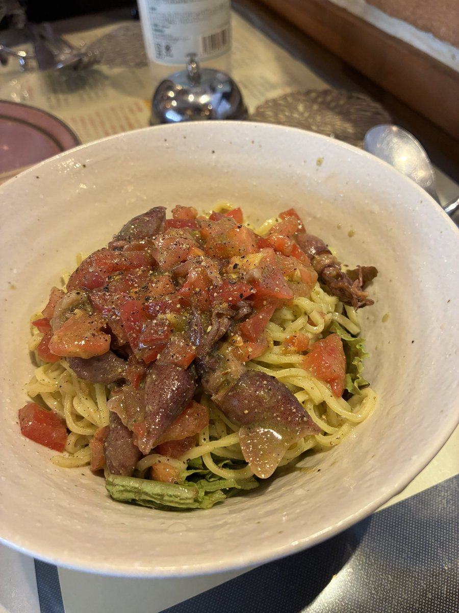 tm33ts's tweet photo. ばっしーさんと田奈の名店
Crescereさんでランチ🇮🇹

僕はホタルイカとトマトの冷製ジェノベーゼセット🦑🍅🌿

パスタが美味しいのは勿論、
セットのサラダとデザートが豪華すぎました😳👏

青葉区・宮前区で採れたお野菜をたくさん使ってるとのこと🥬

また１つ、青葉区に大好きなお店が増えました🙌 https://t.co/E632a53gcv