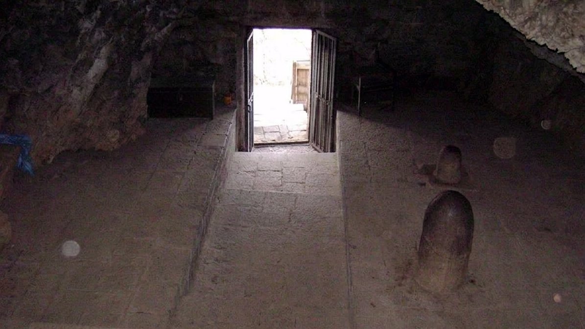 IndiaAesthetica's tweet photo. 1000 years old Bumzuva cave temple dedicated to Lord Shiva, believed to be the only rock cut cave temple in Kashmir located in Anantnag, Jammu and Kashmir 🔱🛕🇮🇳 https://t.co/cUla08jYJk