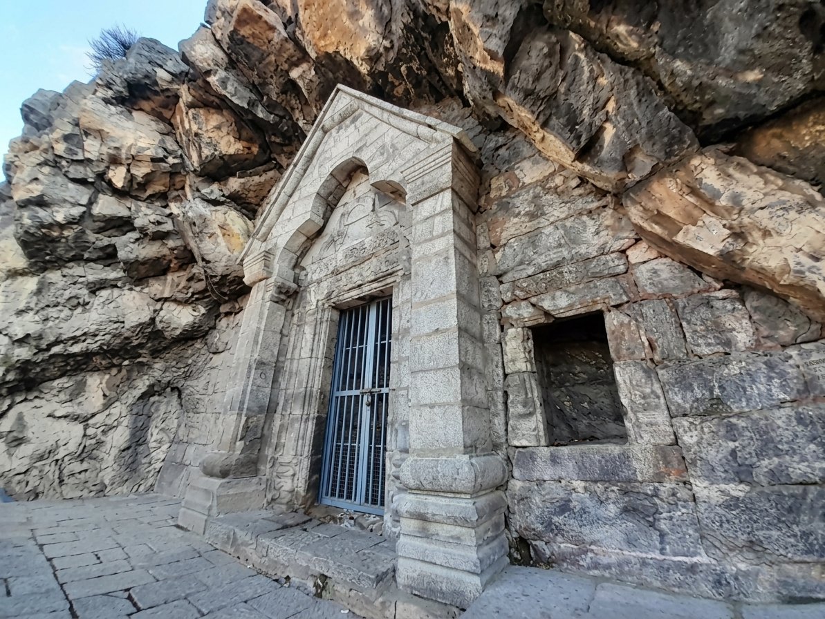 IndiaAesthetica's tweet photo. 1000 years old Bumzuva cave temple dedicated to Lord Shiva, believed to be the only rock cut cave temple in Kashmir located in Anantnag, Jammu and Kashmir 🔱🛕🇮🇳 https://t.co/cUla08jYJk