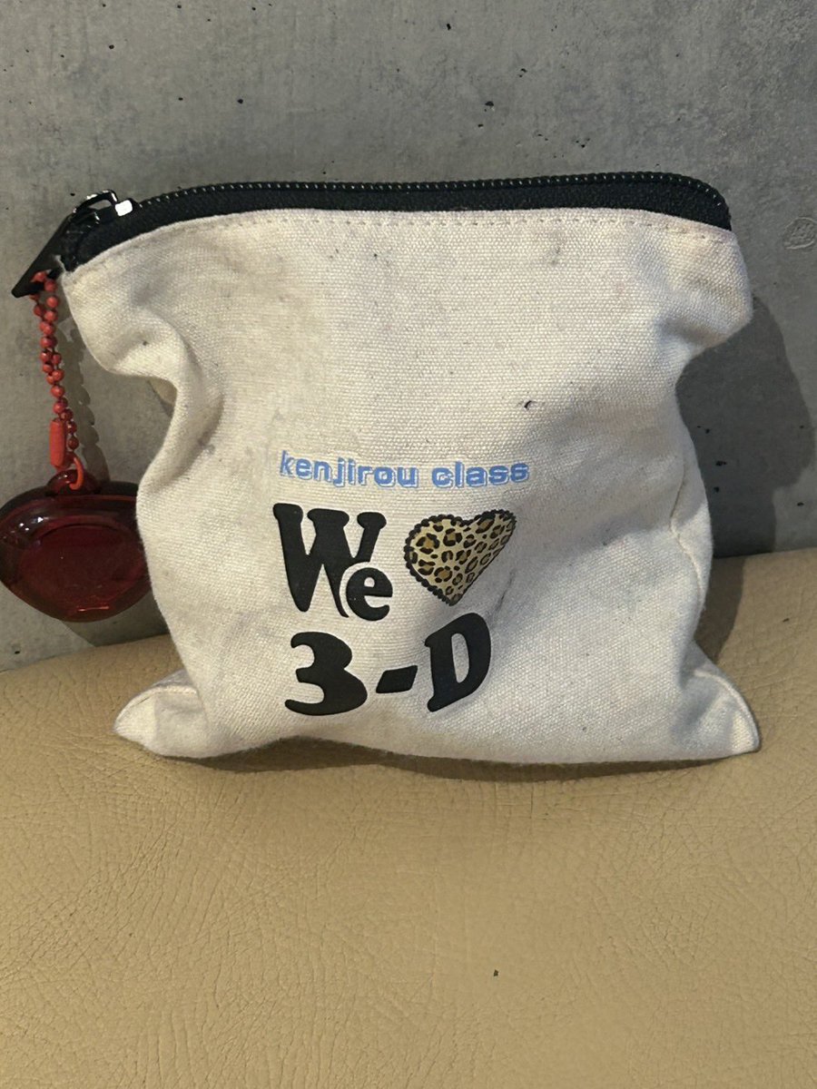 marin041027's tweet photo. 【落とし物】
生田10号館1階ベンチに化粧ポーチ落ちてました
見つけた友人曰く今日は学生生活課がもう閉まっていたのでベンチに置いてありますが、明日の朝に確認して まだあれば持って行くそうです https://t.co/FPNWzdkLOT