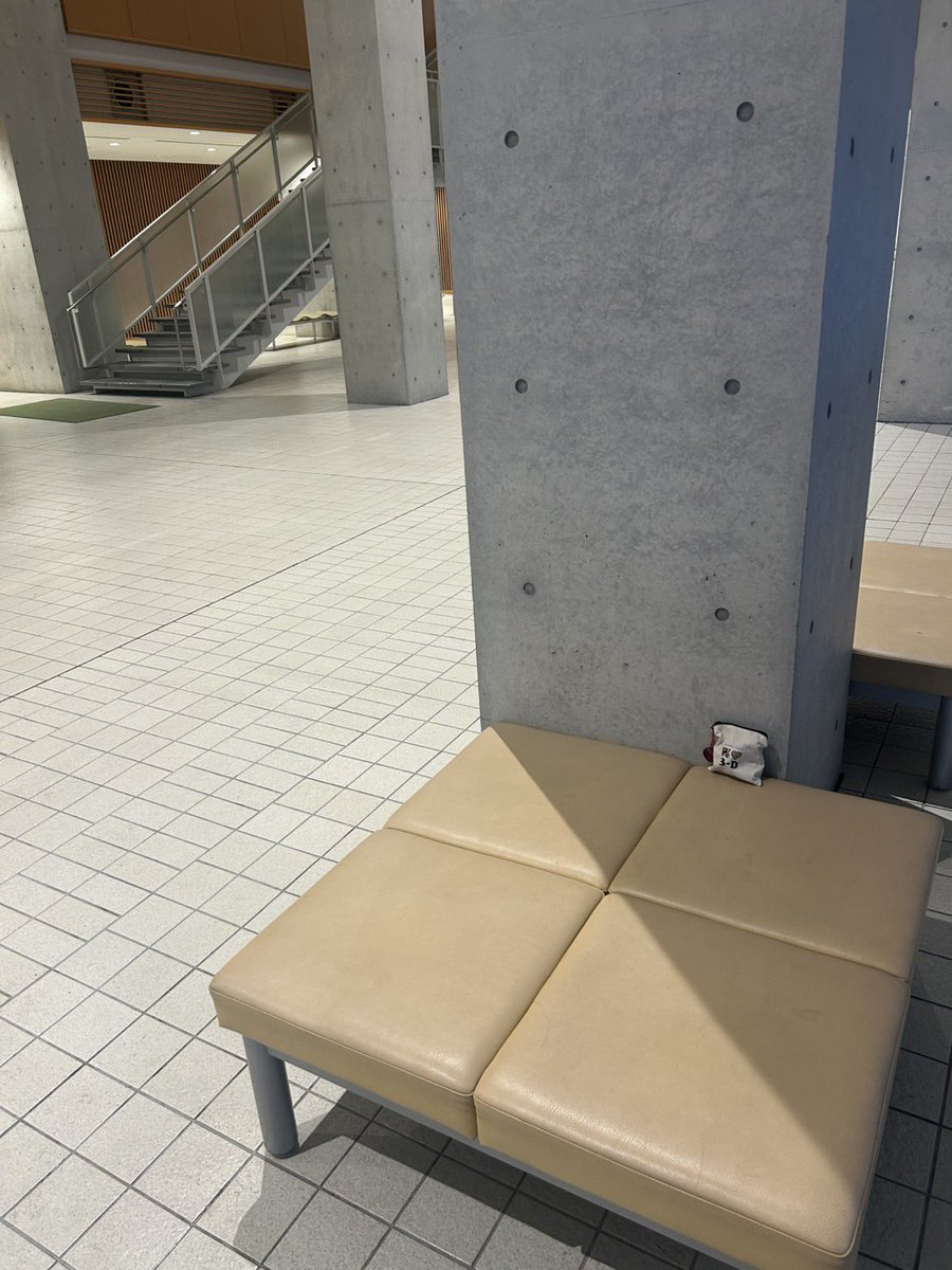 marin041027's tweet photo. 【落とし物】
生田10号館1階ベンチに化粧ポーチ落ちてました
見つけた友人曰く今日は学生生活課がもう閉まっていたのでベンチに置いてありますが、明日の朝に確認して まだあれば持って行くそうです https://t.co/FPNWzdkLOT