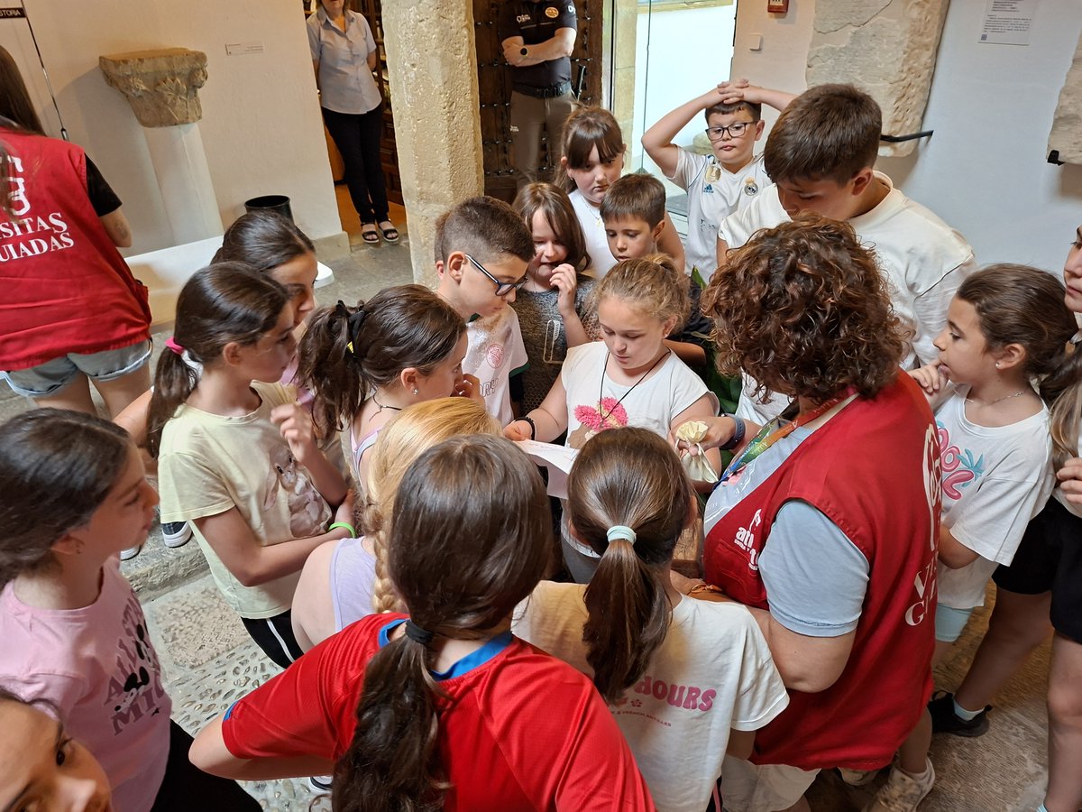 MusArqUbeda's tweet photo. Continuamos con los talleres de cultura medieval dirigidos a centros educativos.
Hoy nos ha visitado el alumnado del @CEIPjPasquau 
🔹#CulturaAND #MuseosAND https://t.co/n4jAzBo2EI