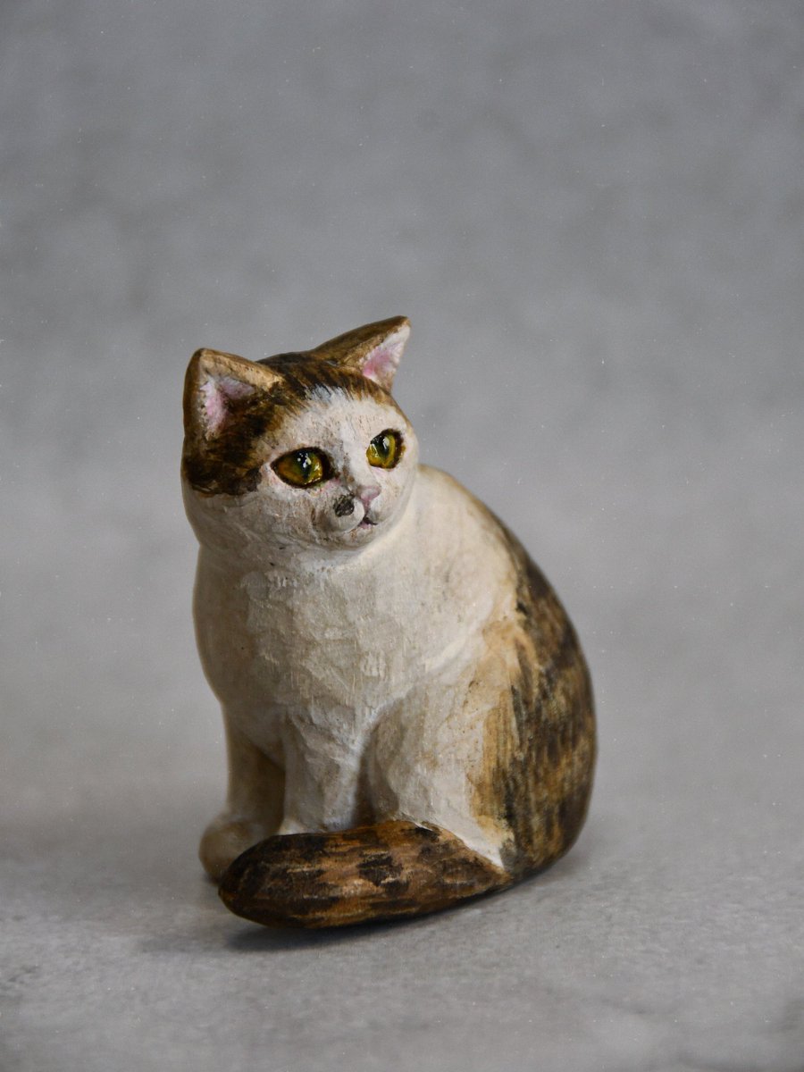 amagi2222's tweet photo. #ねこねこ展24 に向けて記念撮影したり梱包したりしてる。
直接お目見えできる日を楽しみにしております。
そしてやっぱり一眼レフっていいなあ。シャッター切る時の音がいいんだよね。写真撮ってる！ってあの感じが…
#猫　#木彫り https://t.co/ObXz2P3MLM