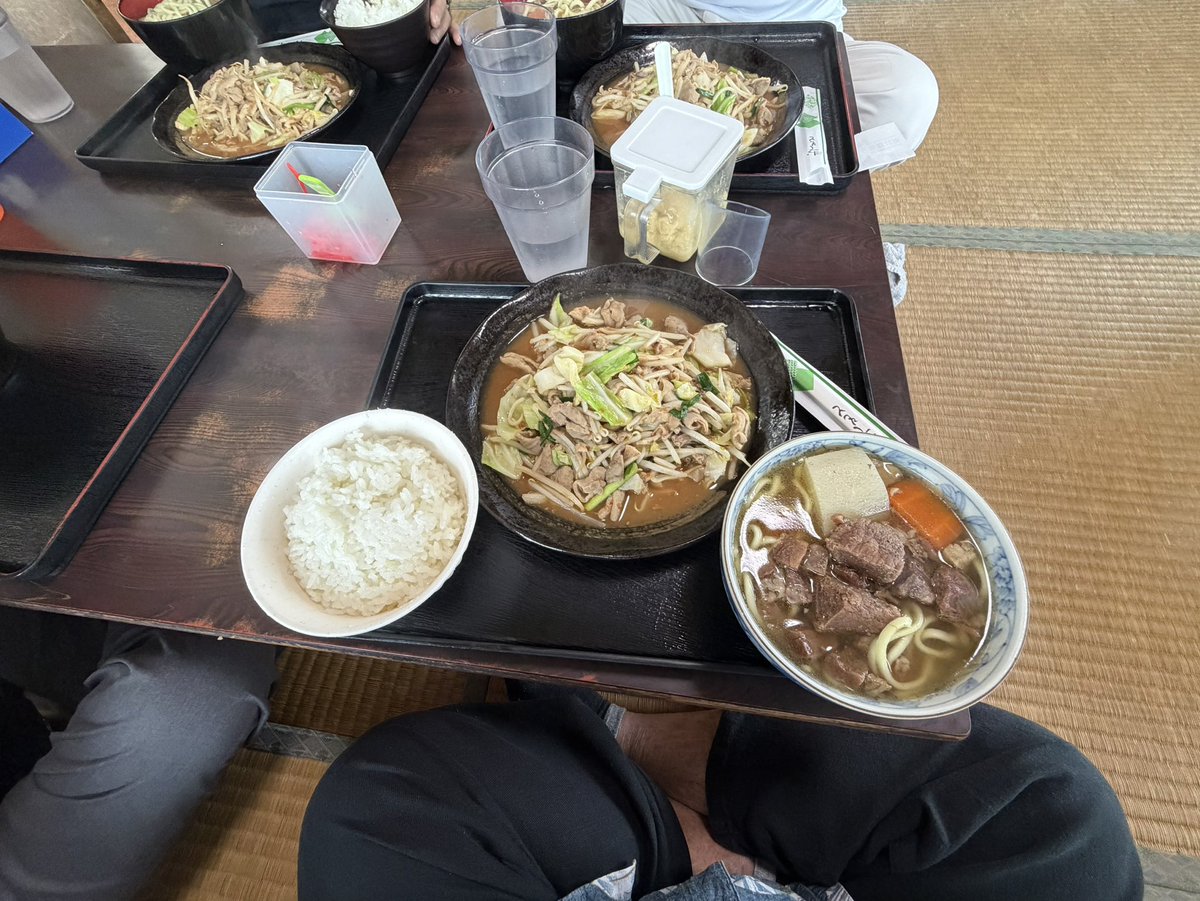 js6tug's tweet photo. お昼ご飯は、久しぶりに
南城市大里のまんぷくへ
日替わり定食1000円也
中身炒め定食牛肉そば
このボリュームで1000円
美味かったです💯 https://t.co/Jn85yQzHCL