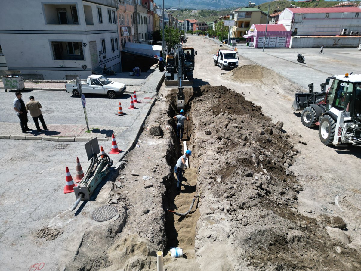KaskiGM's tweet photo. 💧 Vatandaşlarımıza daha kaliteli, sağlıklı ve kesintisiz içme suyu hizmeti sunmak amacıyla ekonomik ömrünü tamamlayan içme suyu şebeke hattını yeni nesil malzemelerle modernize ediyoruz. https://t.co/gprIX72fgS
