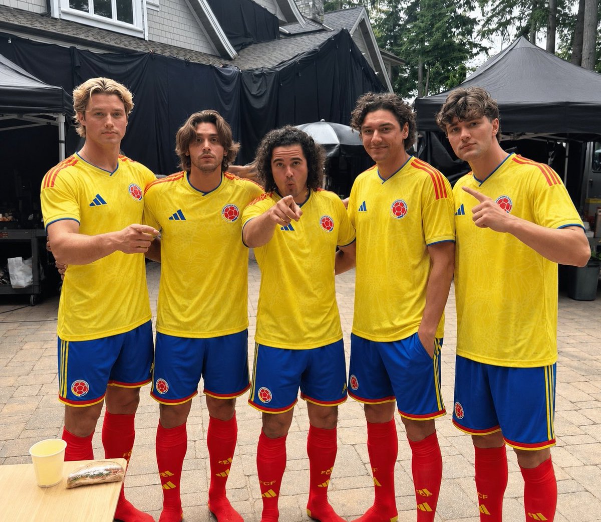 queeni09's tweet photo. BUENÍSIMOS DIASSSS!! Hoy juega Colombia 🇨🇴 hoy juega la seleeee 💃🏻y el elenco de off campus ya está listo para el partido!!! SE SIENTEEEE 🇨🇴🇨🇴🇨🇴 https://t.co/sgCKLTBUWJ