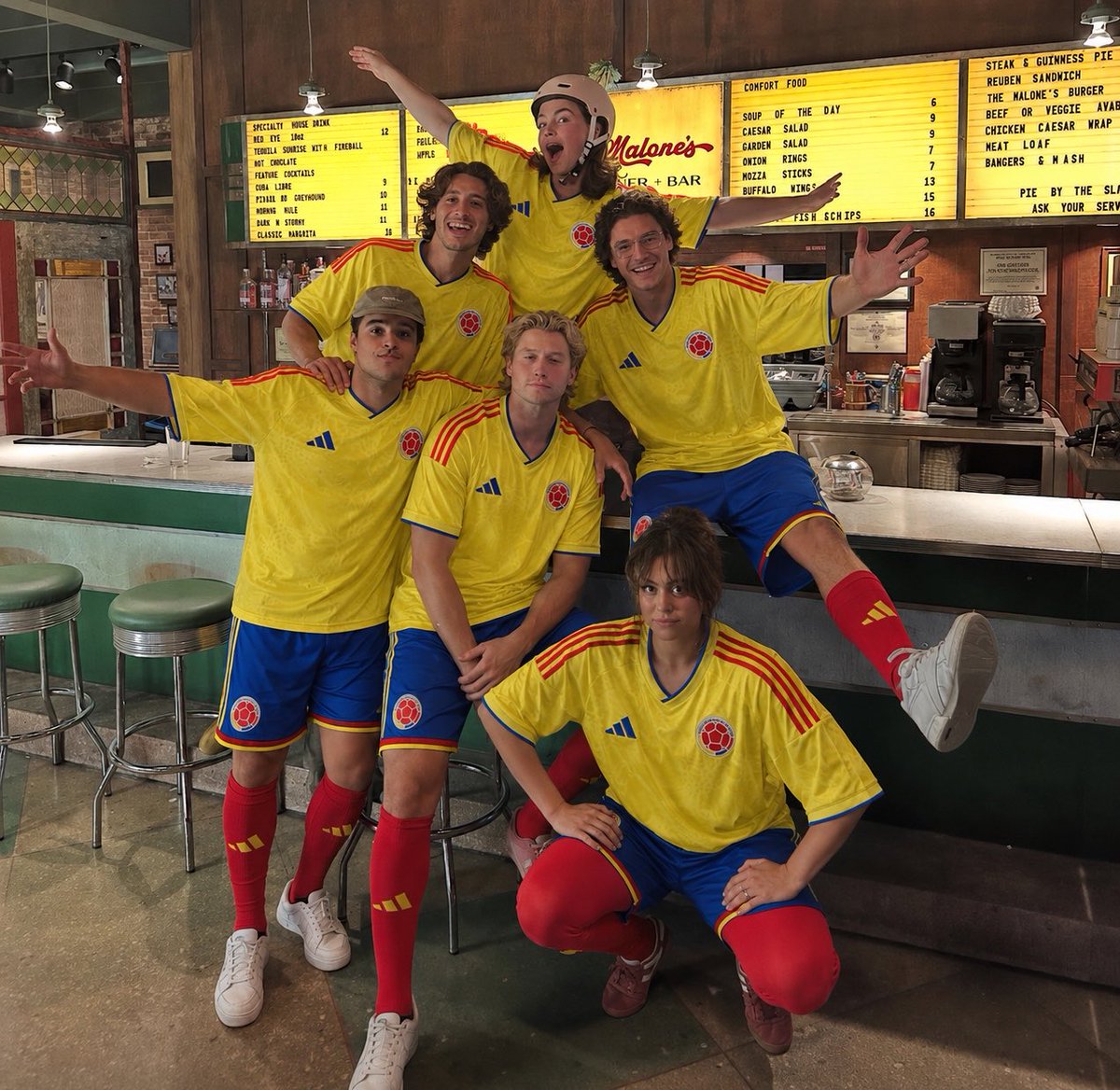 queeni09's tweet photo. BUENÍSIMOS DIASSSS!! Hoy juega Colombia 🇨🇴 hoy juega la seleeee 💃🏻y el elenco de off campus ya está listo para el partido!!! SE SIENTEEEE 🇨🇴🇨🇴🇨🇴 https://t.co/sgCKLTBUWJ