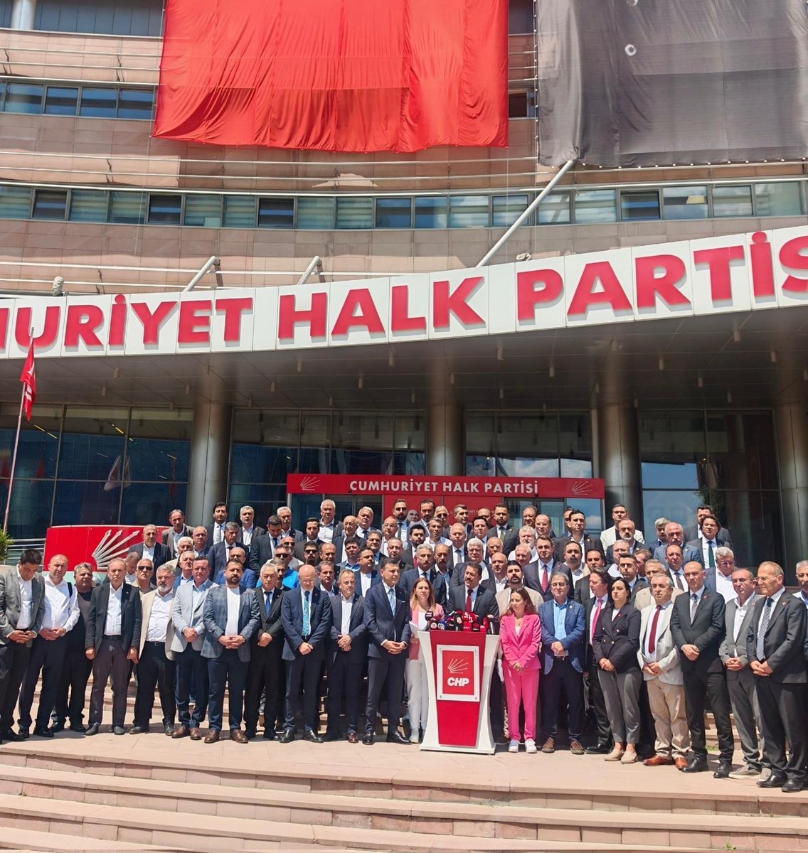 mustafa_bak's tweet photo. 74 İl Başkanı, 81 İl Temsilcisi Ortak Basın Açıklamamız ! 

21 Mayıs’ta verilen “mutlak butlan” kararı, hukuki bir tartışmanın ötesinde, doğrudan demokrasiye ve milli iradeye yönelmiş açık bir siyasi müdahaledir. Hedef yalnızca Cumhuriyet Halk Partisi değil; halkın seçme ve seçilme hakkı, çok partili demokratik düzen ve Türkiye’nin geleceğidir.

Bizler, Cumhuriyet Halk Partisi örgütünü ve üyelerini temsil eden İl Başkanları olarak; bu kara lekeyi ortadan kaldırmak için sarsılmaz bir bütünlük içerisinde sorumluluğumuzu yerine getiriyoruz. Bu bağlamda, 81 ilden gelen il başkanlarımız ve temsilcilerimizle birlikte topladığımız imzaları bugün muhataplarına teslim etmiş bulunuyoruz.

Bu müdahaleye karşı örgütümüz en güçlü cevabı vermiştir. 1003 kurultay delegesinin imzasıyla ortaya konulan irade tartışmasızdır, nettir. Bu imzalar yalnızca delegelerin değil, milyonların demokrasi talebinin somut ifadesidir.

Cumhuriyet Halk Partisi’nin iradesi saraylarda değil, örgütünde ve milletin vicdanında şekillenir. Dün olduğu gibi bugün de hiçbir baskıya boyun eğmeyeceğiz.

İrade bellidir: Genel Başkanımız Özgür Özel’dir, Cumhurbaşkanı adayımız Ekrem İmamoğlu’dur.

Önce kurultay, sonra iktidar!

#CHP #ÖzgürÖzel