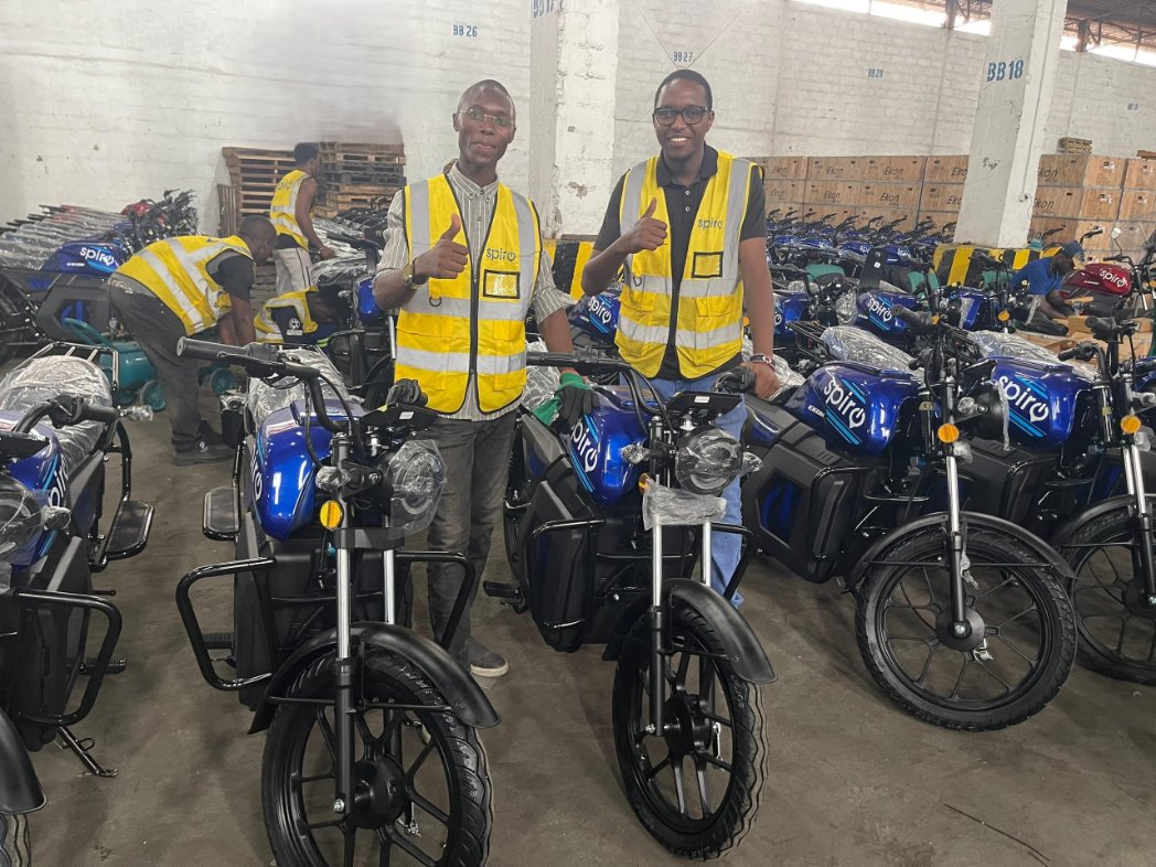 SpiroCameroon's tweet photo. Derrière chaque moto Spiro, il y a une équipe prête à vous accompagner.
Voici un aperçu de notre atelier à Douala, là où votre SAV prend vie.

Offre de lancement : votre moto Spiro à 600 000 FCFA seulement ! Envie d'en profiter ?

#SpiroCameroun #SAVSpiro #equipespiro #Douala https://t.co/8vlNYckkNf