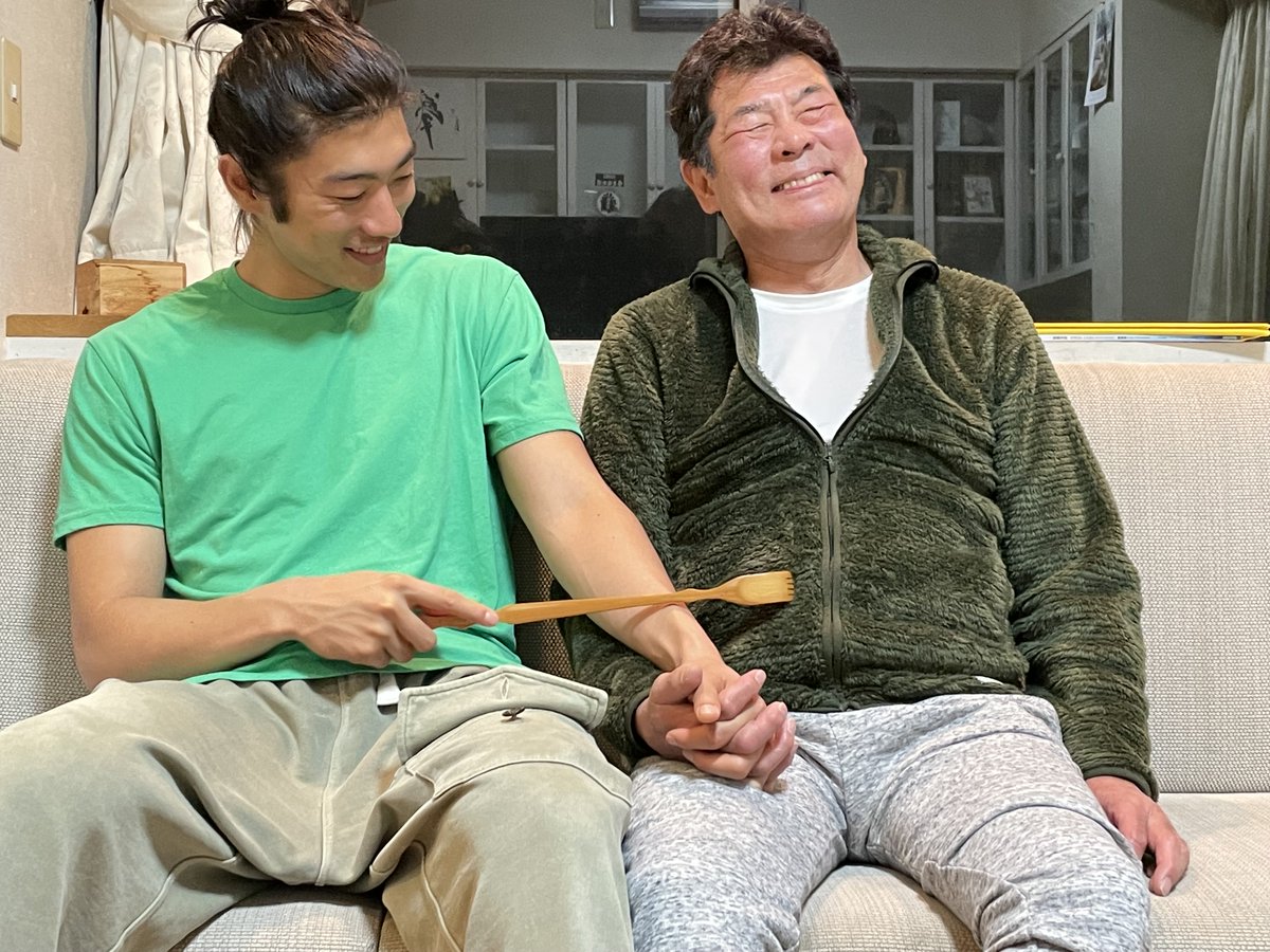 yomeyoshiko224's tweet photo. LAにいるひでよしから電話がきた

「人ってさ、複雑じゃん。複雑だと思うんだよね。でも、パパって、心がシンプルだよね。あんな風で居たいけど、難しいよ。まじで、パパって、すげーなって思うんだよ。ママ、色々大変だと思うけと、ある意味、あんなシンプルな人、居ないから、なんか、頑張ってね」 https://t.co/WmLACcpPl1