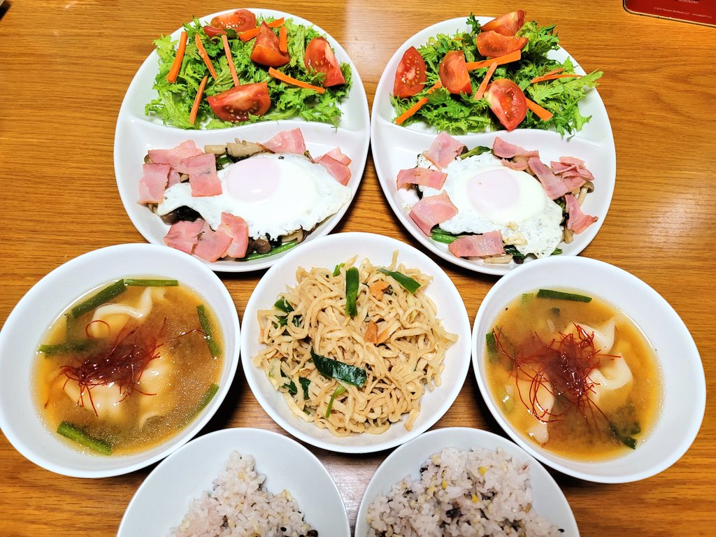m_hso's tweet photo. 今日のご飯は♪( ´ ▽ ` )
もっちりワンタンスープ♪😊
ポパイエッグ♪✨
切り干し大根とニラ
はちみつ梅の和え物♪✨
定番サラダ🥗
美味しく頂きました♪😂👍️
#嫁飯 #おうちごはん https://t.co/LZldyQxnCK