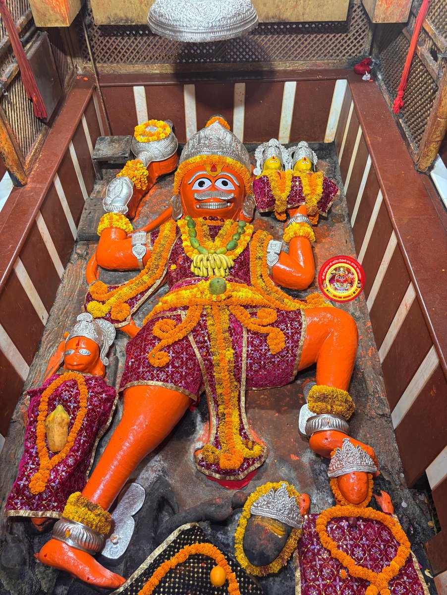 BadeHanumanJi1's tweet photo. आज दिनाँक 17/06/2026 दिन बुधवार को श्री बड़े हनुमान जी महाराज के सायंकालीन श्रृंगार आरती दर्शन।

  #श्री_बड़े_हनुमान_जी #ShriBadeHanumanJi  #लेटे_हनुमान_जी #Letehanumanji #ankitpujariji #प्रयागराज #officialankit2 #Prayagraj #ShriBadeHanumanJiTemple #sangam https://t.co/8Pfhhl3fT9