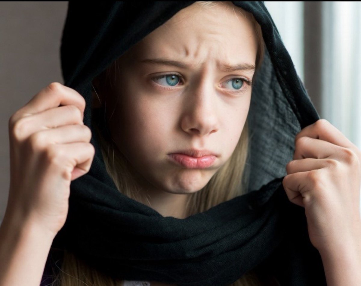 Georg_Pazderski's tweet photo. UNGLAUBLICH!

81 Jahre nach dem Holocaust fordert die Muslimin Khola Hübsch ein Kippa-Verbot für Juden.

Sie setzt das erzwungene Kopftuchtragen im Islam gleich mit freiwilligem Kippatragen und zeigt damit ihre eigene Dummheit.

Die Kippa dient als Zeichen der Ehrfurcht und Demut vor Gott. Sie erinnert den Träger daran, dass Gott über ihm ist.

Das Kopftuchtragen im Islam dient der Unterdrückung der Frau - sie soll vor anderen Männern „unsichtbar“ gemacht werden.