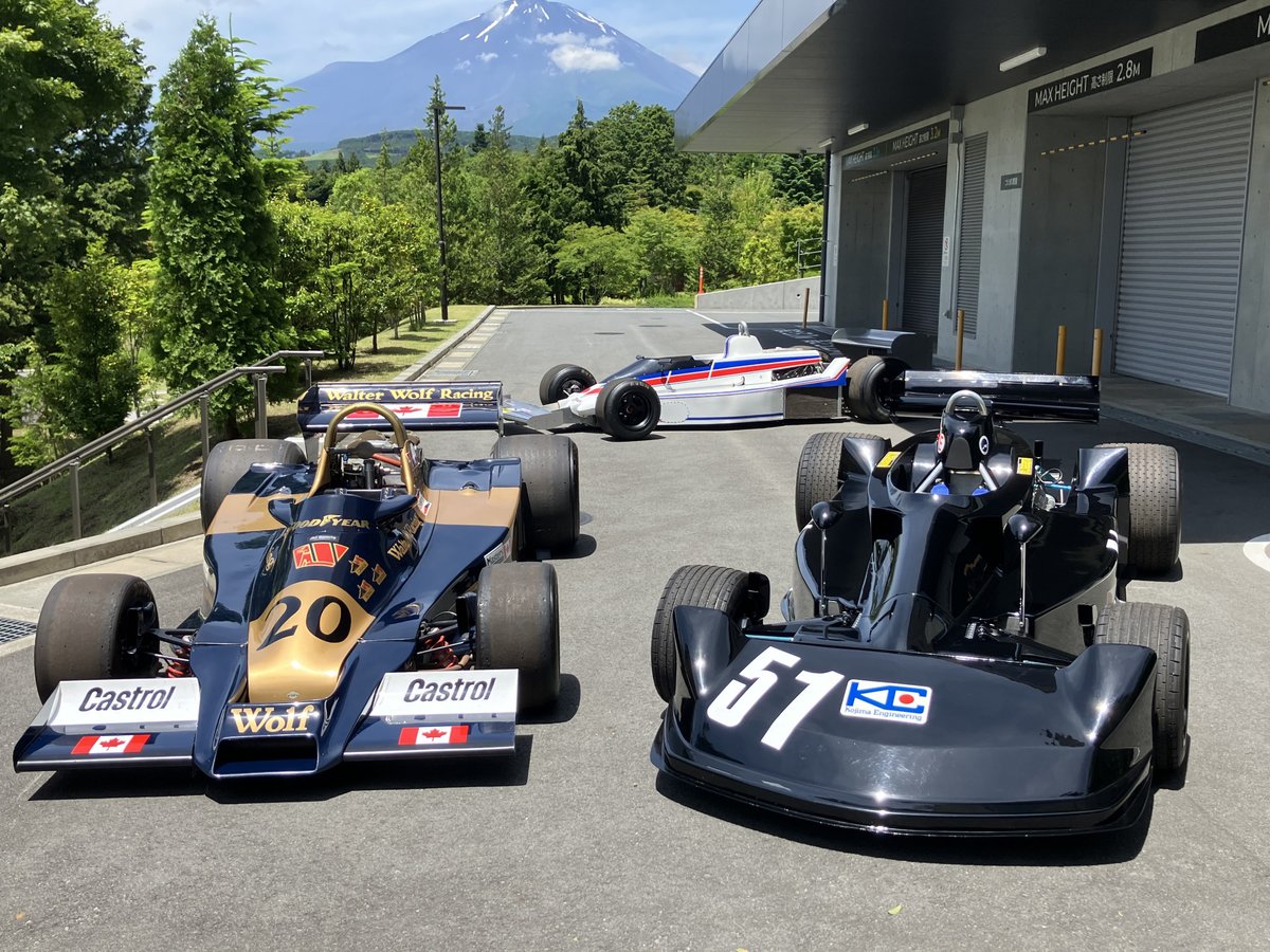 FMM_PR's tweet photo. 6月19日の公開に向けて、伝説の名車たちが続々集結中！富士のふもとに帰ってきました。
（写真左から順に、ウルフWR1、コジマKE009、コジマKE007）

ぜひ会場で、実車ならではの圧倒的なオーラを体感してください！ https://t.co/vPozC5zMPy