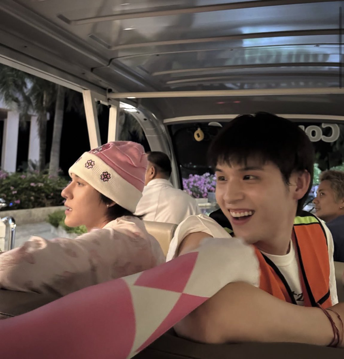 mutexpnd's tweet photo. กราบน้องสตางค์ ได้เห็นน้องมายเมกับพี่มอไซค์แอบคบกัน https://t.co/E9GaYo5rj6