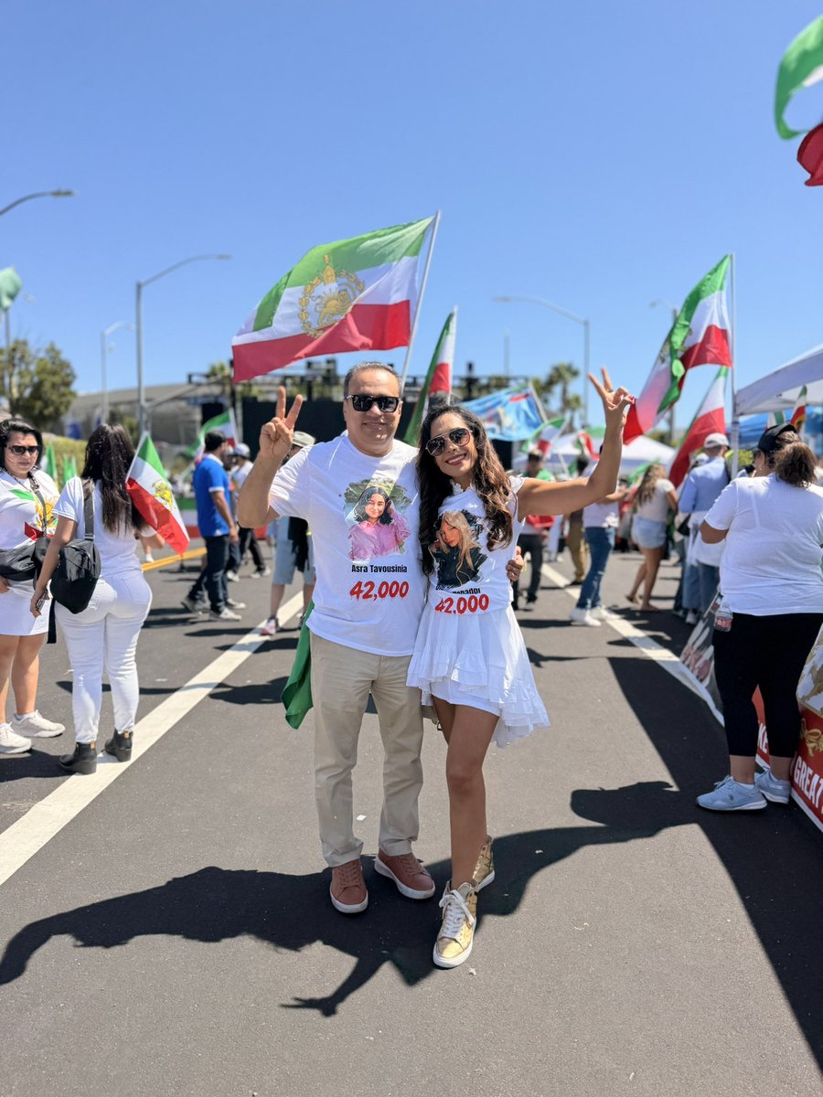 LhamGk's tweet photo. الان با دیدن این قیافه های شاد و این تیشرتها میخواین یاد کشته های دی رو زنده نگهدارید؟؟؟؟؟!!!! روشهای مبارزه تون هم عین خودتون مسخره و چیپه ... با قر دادن بعد از بمبها و آویزون بی بی و عمو ترامپ شدن و فحاشی و سواستفاده از خون جوونها انقلاب نمیکنن #بی_وطن https://t.co/2GjXwQ0DLo