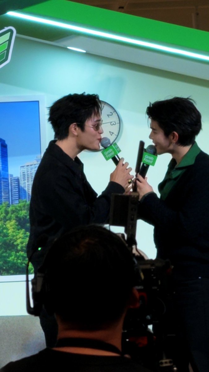 opel_zuza's tweet photo. เจมต้องทำหน้างอนใส่โฟ้ด แล้วทุกคนเชียร์มากเพราะฮีเจมโฟ้ดแกล้งคนอื่นไว้เยอะ

ไอเจม : เมะเสียทรง

ละปอนด์ขำมาก กุจี้ 525353535353535355 ป้าฟินว้อย

FRIENDS OF GRAB OPEN HOUSE
#FriendsOfGrabเปิดบ้านGrabFood
#GeminiFourth #เจมีไนน์โฟร์ท 
#Gemini_NT #Fourthnattawat https://t.co/Uwtwf3jc11