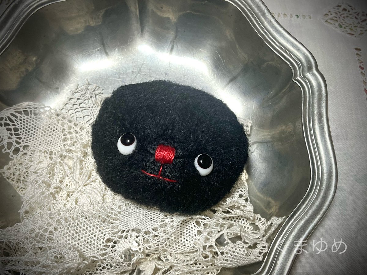 黒いきょろくまちゃん、瞳をつけて鼻口の刺繍までできました