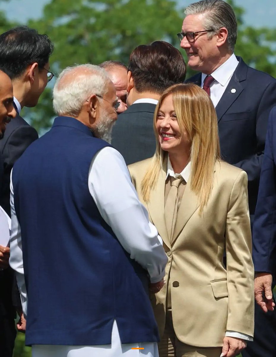 realCommonMan_'s tweet photo. इस फोटो के लिए क्या कैप्शन हो सकता है???
ये आज के G7 समिट की है।। https://t.co/YV00tuo9tZ