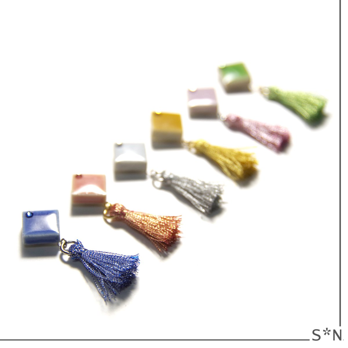 SNproduct's tweet photo. てづバ姫路に持っていくアイテム！
陶器のタイルとタッセルね+tilesです。
くすみカラーの６色で、タッセルは光沢のある糸を使ってますので、落ち着きの中にもきらめきがある、きれいめ路線にしてみました。
7/12 T-07でお出ししますので、お気に入りの色を探しにきてくださいね！
 #てづバ姫路 https://t.co/o2TGzGla8D