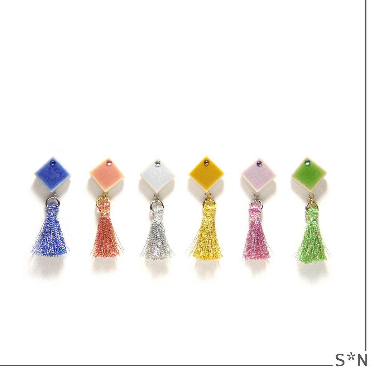 SNproduct's tweet photo. てづバ姫路に持っていくアイテム！
陶器のタイルとタッセルね+tilesです。
くすみカラーの６色で、タッセルは光沢のある糸を使ってますので、落ち着きの中にもきらめきがある、きれいめ路線にしてみました。
7/12 T-07でお出ししますので、お気に入りの色を探しにきてくださいね！
 #てづバ姫路 https://t.co/o2TGzGla8D